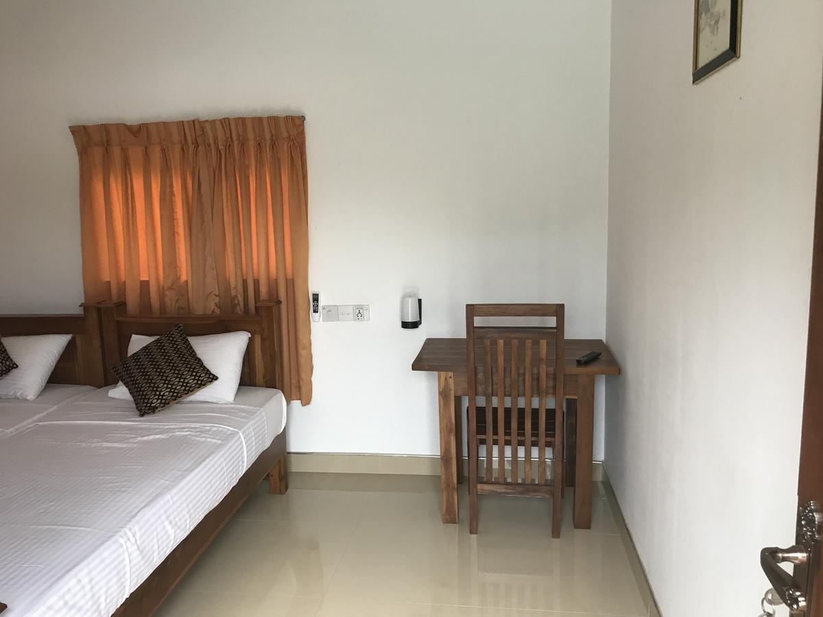 Deshani Holiday Inn Дамбулла Экстерьер фото