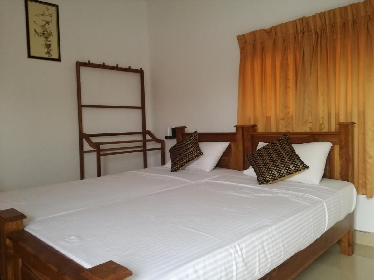 Deshani Holiday Inn Дамбулла Экстерьер фото